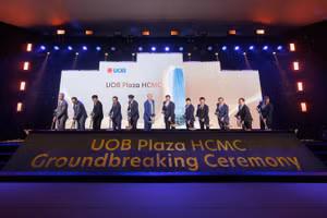 Các đại biểu thực hiện nghi thức khởi công xây dựng tòa tháp văn phòng UOB Plaza tại Thành phố Hồ Chí Minh.