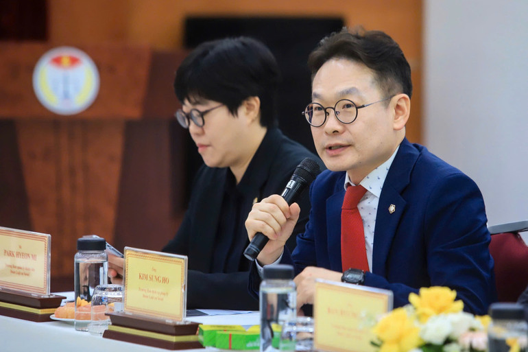 Đại biểu tích cực đưa ra ý kiến. (Ảnh: Hội Luật gia Việt Nam) hon-nhan-2.jpg