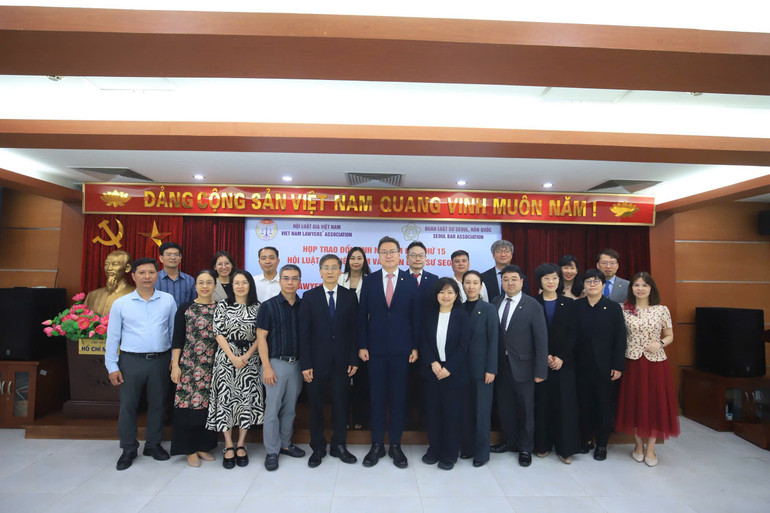 Đại biểu hai bên tích cực chia sẻ kinh nghiệm về giải quyết các thủ tục pháp lý trong hôn nhân có yếu tố nước ngoài. (Ảnh: Hội Luật gia Việt Nam) hon-nhan-1.jpg