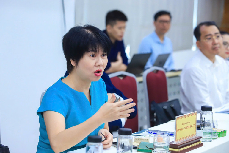 Đại biểu tích cực đưa ra ý kiến. (Ảnh: Hội Luật gia Việt Nam) hon-nhan.jpg