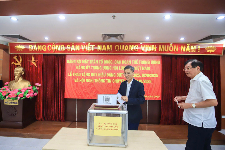 Các thành viên trong Hội nhiệt liệt hưởng ứng chung tay vì bà con vùng lũ. (Nguồn: Hội Luật gia Việt Nam) 499276168065714460.jpg