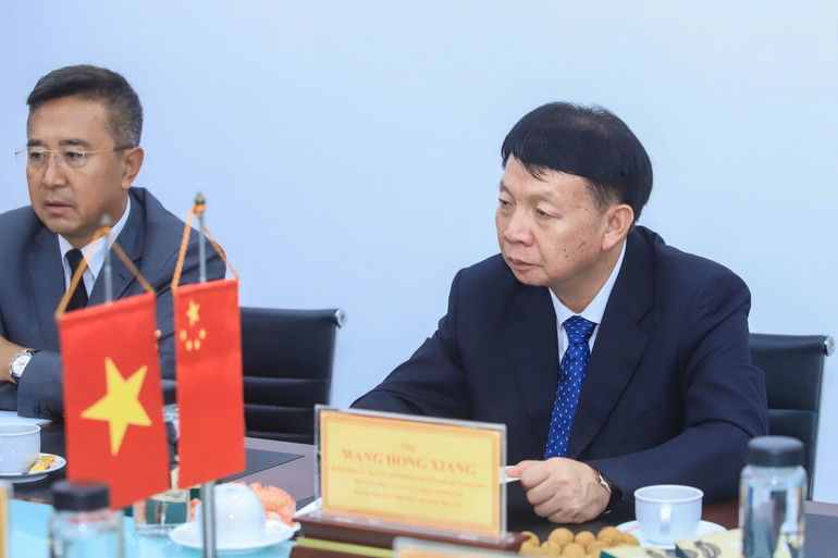 Ông Vương Hồng Tường - Bí thư Đảng ủy, Phó Chủ tịch Thường trực Hội Luật gia Trung Quốc trao đổi về phương hướng hợp tác trong thời gian tới giữa hai Hội. (Nguồn: Hội Luật gia Việt Nam) trung-quoc-3.jpg