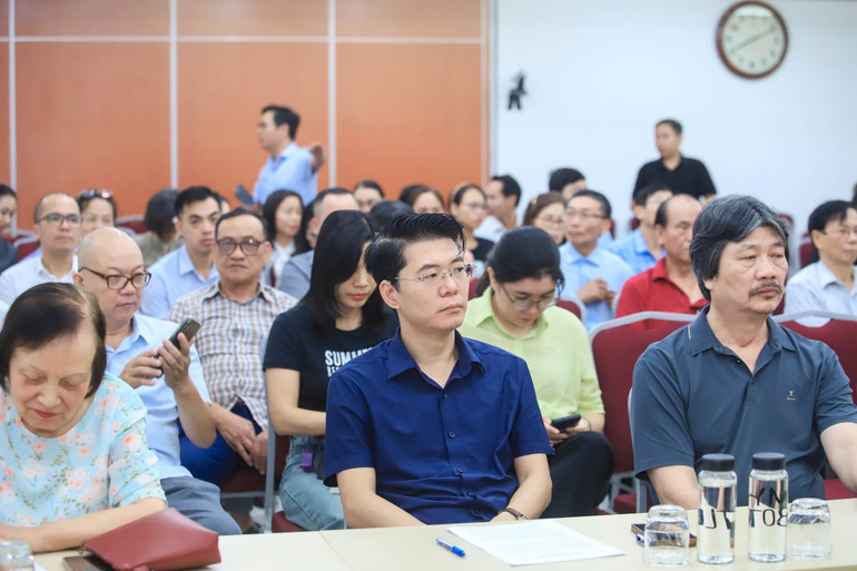 Các đại biểu nghiêm túc lắng nghe bốn chuyên đề do các đồng chí lãnh đạo Trung ương truyền đạt. (Nguồn: HỘI LUẬT GIA VIỆT NAM) img-8792.jpg