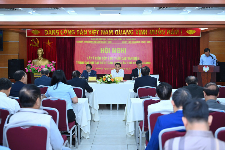 Nhiều luật gia, luật sư đóng góp ý kiến với tinh thần trách nhiệm cao. (Ảnh: PHAN LINH) y-kien-du-thao-3.jpg