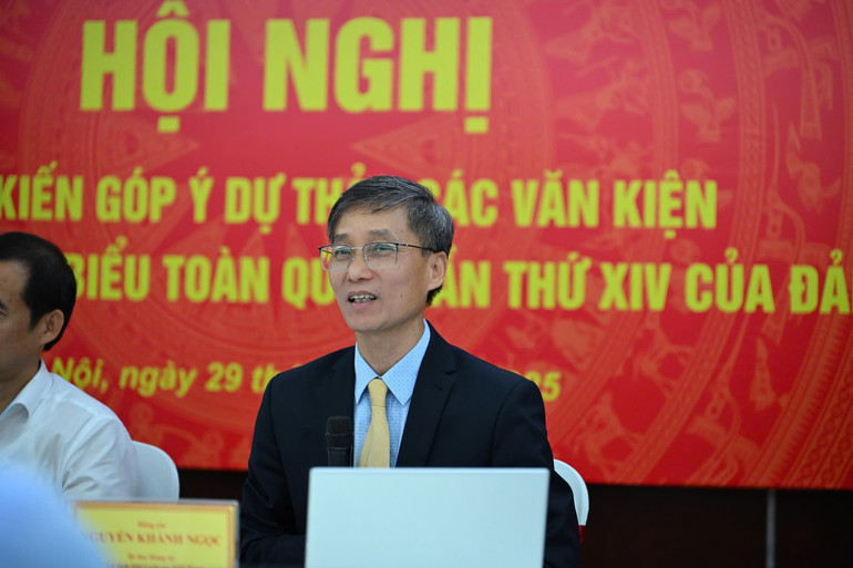 Ông Nguyễn Khánh Ngọc, Chủ tịch Hội Luật gia Việt Nam lắng nghe các ý kiến đóng góp. (Ảnh: PHAN LINH) y-kien-du-thao-1.jpg