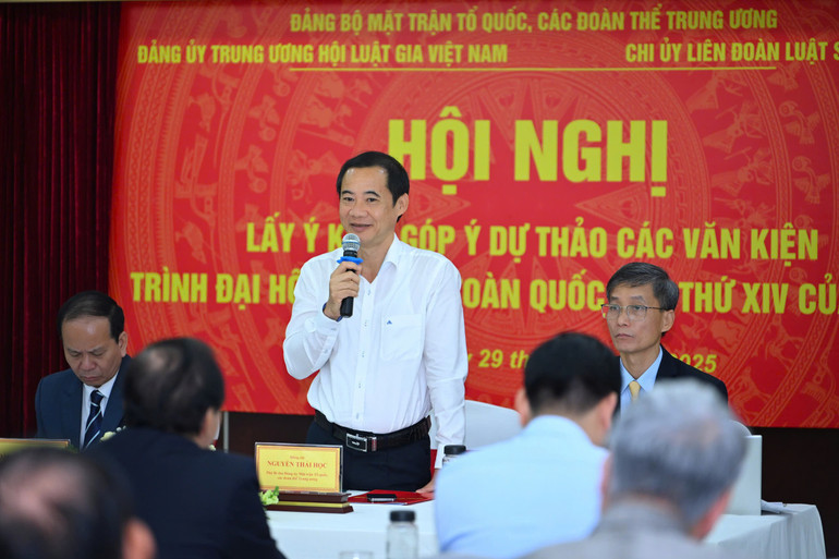 Ông Nguyễn Thái Học - Phó Bí thư Đảng ủy Mặt trận Tổ quốc và các đoàn thể Trung ương đánh giá cao các ý kiến tại hội nghị. (Ảnh: PHAN LINH) y-kien-du-thao-2.jpg