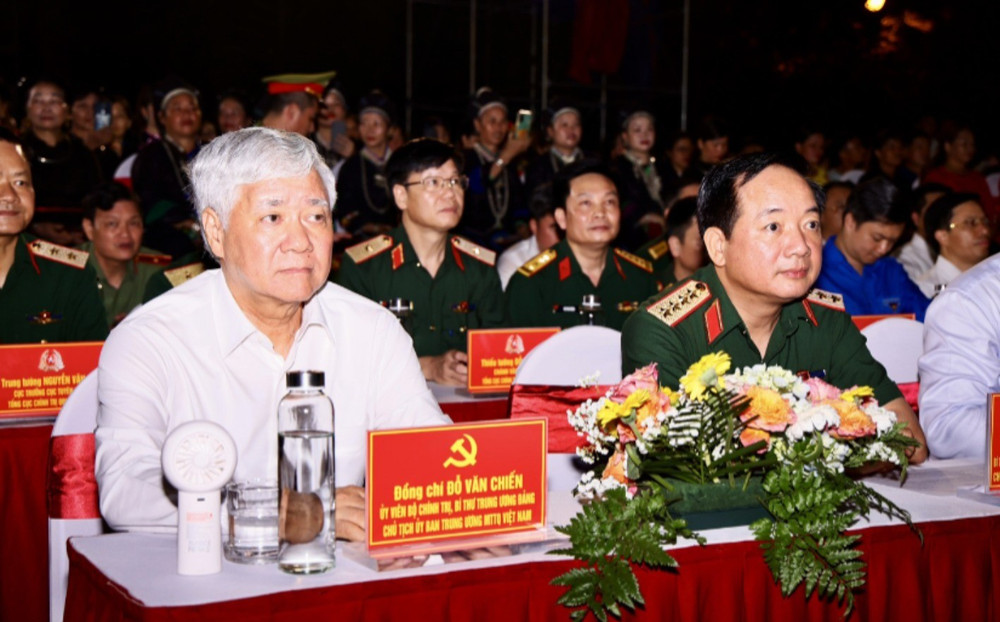 Đến dự có đồng chí Đỗ Văn Chiến, Chủ tịch Ủy ban Trung ương Mặt trận Tổ quốc Việt Nam; Đại tướng Trịnh Văn Quyết, Chủ nhiệm Tổng cục Chính trị Quân đội nhân dân Việt Nam. a500-5946.jpg