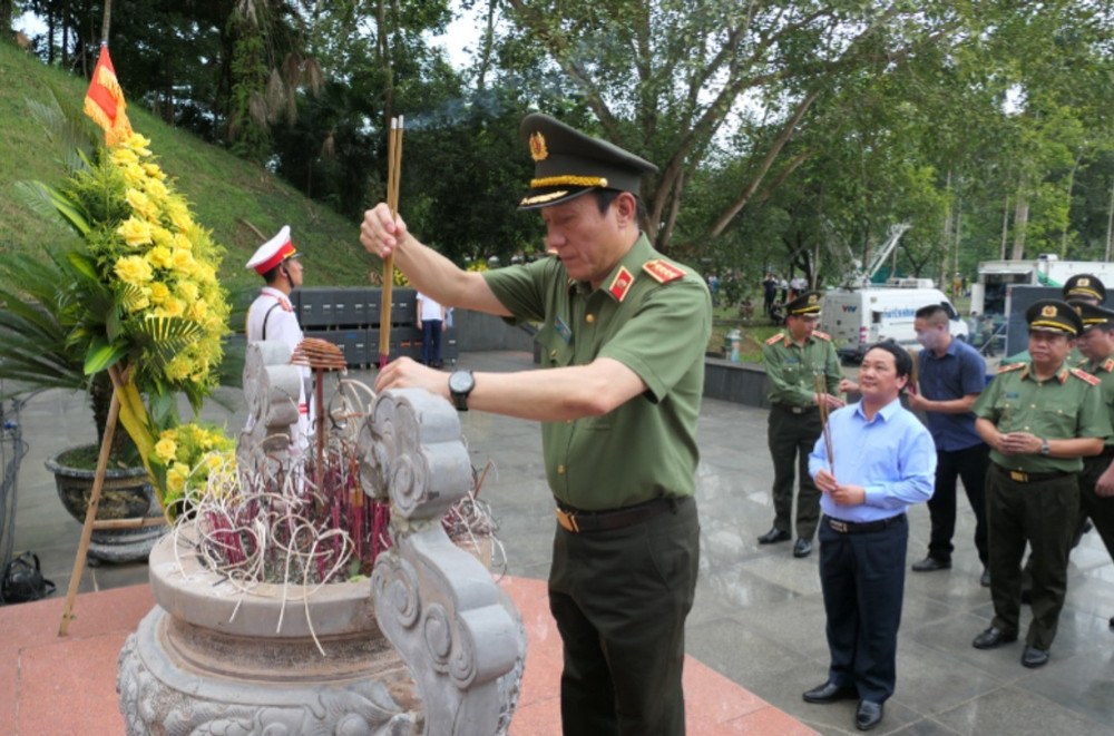 Đại tướng Lương Tam Quang đến dâng hương tưởng niệm các liệt sĩ Công an nhân dân tại Tượng đài Bảo vệ an ninh Tổ quốc. a402-9118.jpg