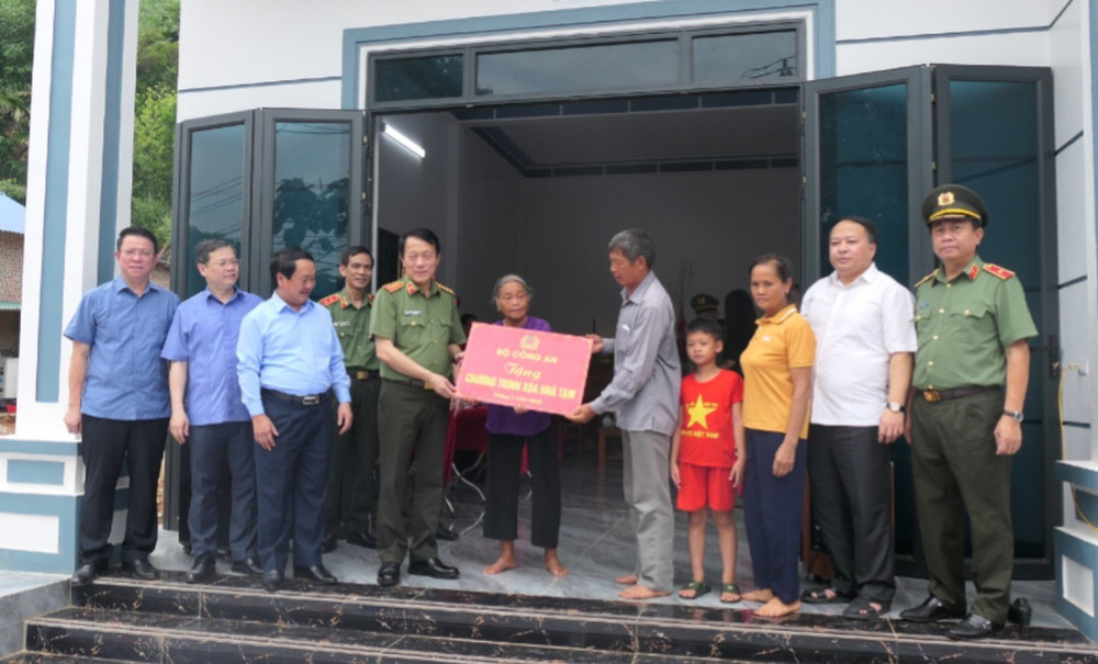 Đồng chí Lương Tam Quang bàn giao nhà trong chương trình xóa nhà tạm cho hộ gia đình ông Nguyễn Văn Luận, xã Minh Thanh, tỉnh Tuyên Quang. a404-8414.jpg