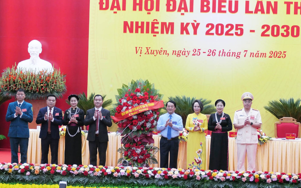 Bí thư Tỉnh ủy Tuyên Quang Hầu A Lềnh tặng lẵng hoa chúc mừng Đại hội. a706.jpg