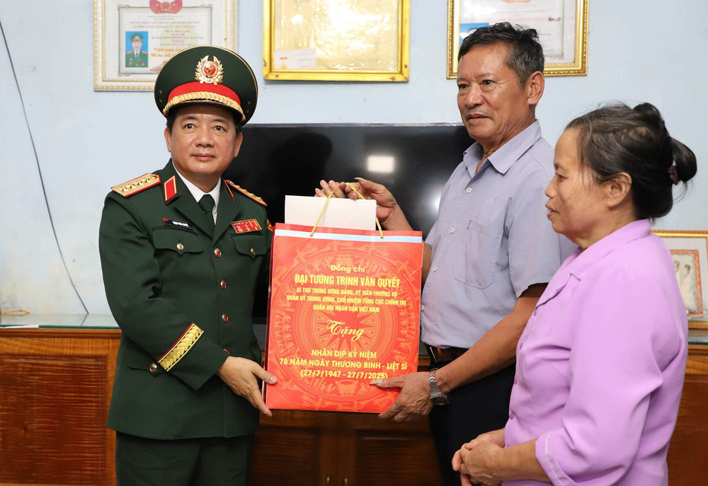 Đại tướng Trịnh Văn Quyết tặng quà cho thương binh Nguyễn Trọng Đải, xã Vị Xuyên. a605.jpg