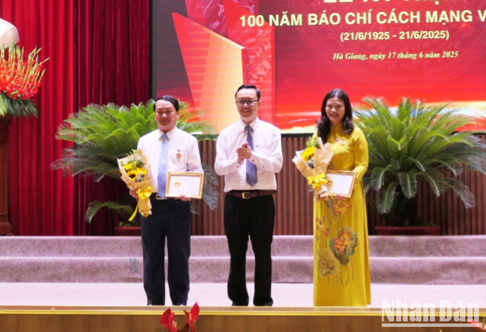 Tại lễ kỷ niệm, đồng chí Hầu A Lềnh, Bí thư Tỉnh ủy Hà Giang; đồng chí Vương Ngọc Hà, Phó Chủ tịch Ủy ban nhân dân tỉnh Hà Giang được nhận Kỷ niệm chương vì sự nghiệp báo chí Việt Nam. a35-7415.jpg