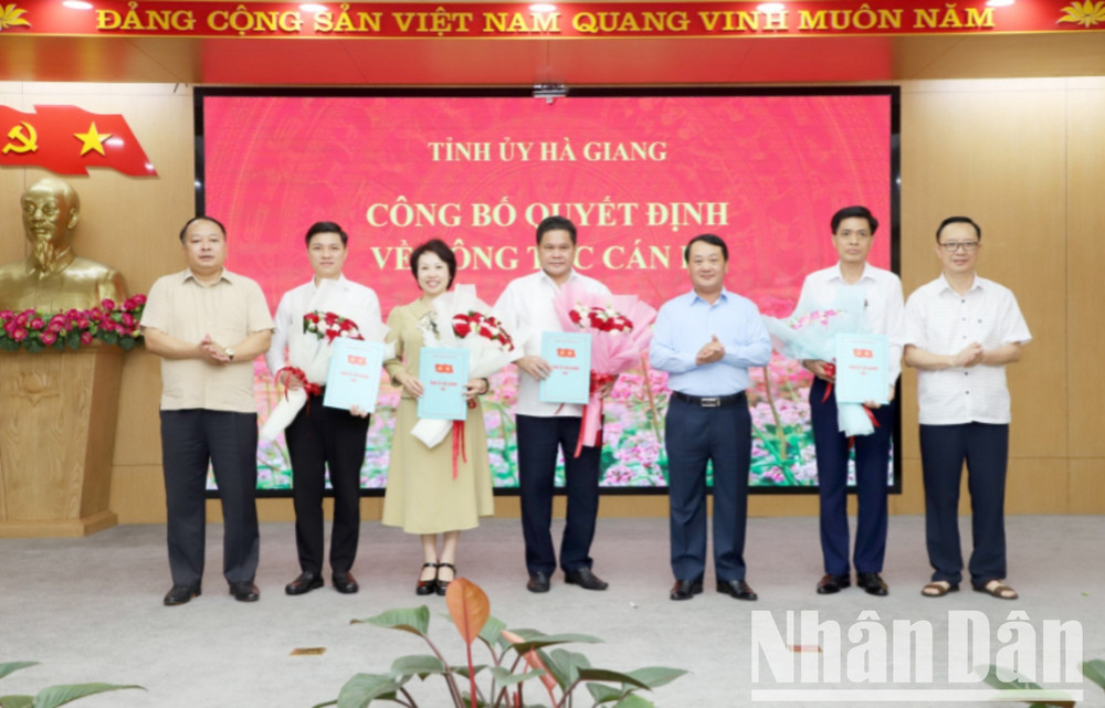 Các đồng chí lãnh đạo tỉnh Hà Giang trao quyết định, tặng hoa chúc mừng các đồng chí được phân công giữ chức danh Chủ tịch, Phó Chủ tịch Mặt trận Tổ quốc Việt Nam tỉnh Hà Giang.