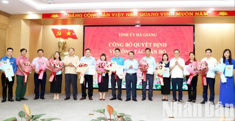 Các đồng chí lãnh đạo tỉnh Hà Giang trao quyết định, tặng hoa chúc mừng các đồng chí được phân công giữ các chức lãnh đạo trực thuộc Mặt trận Tổ quốc Việt Nam tỉnh Hà Giang. img-9914-20250612103418-8516.jpg
