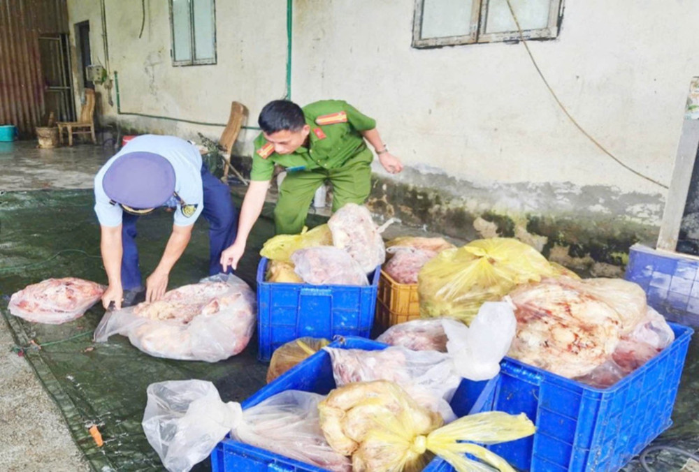 Lực lượng chức năng xử lý cơ sở buôn bán thịt gà đông lạnh không có nguồn gốc hàng hóa tại huyện Vị Xuyên. a1-5246.jpg
