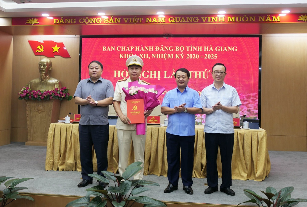 Các đồng chí lãnh đạo tỉnh Hà Giang trao quyết định và tặng hoa chúc mừng Đại tá Nguyễn Đức Thuận, Giám đốc Công an tỉnh Hà Giang.