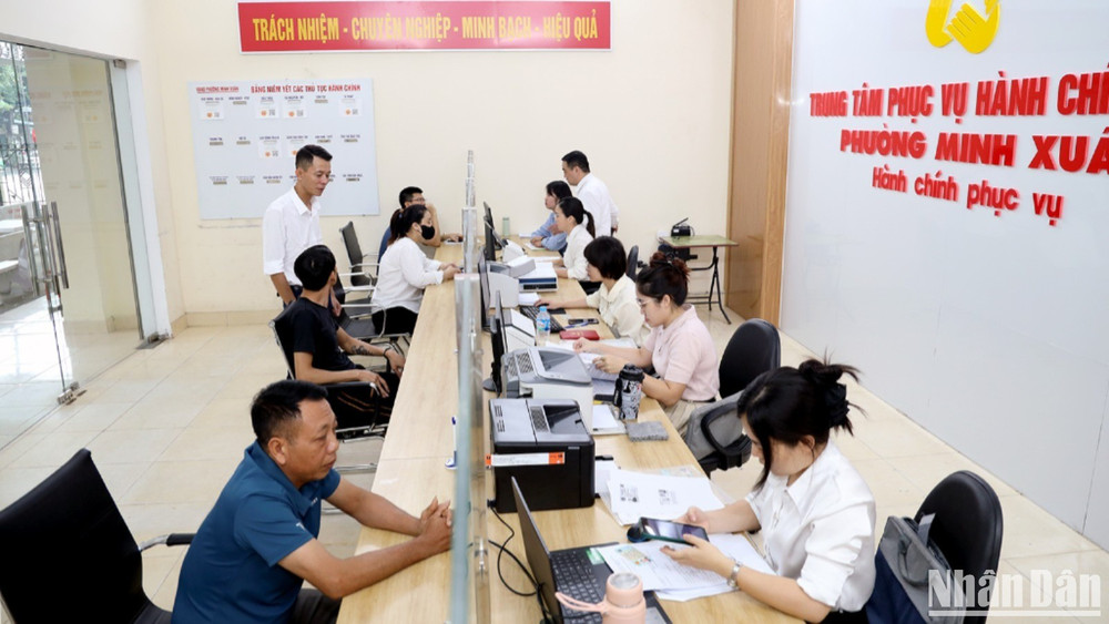 Người dân đến làm thủ tục hành chính tại Trung tâm phục vụ hành chính công phường Minh Xuân. anh-1-4223.jpg