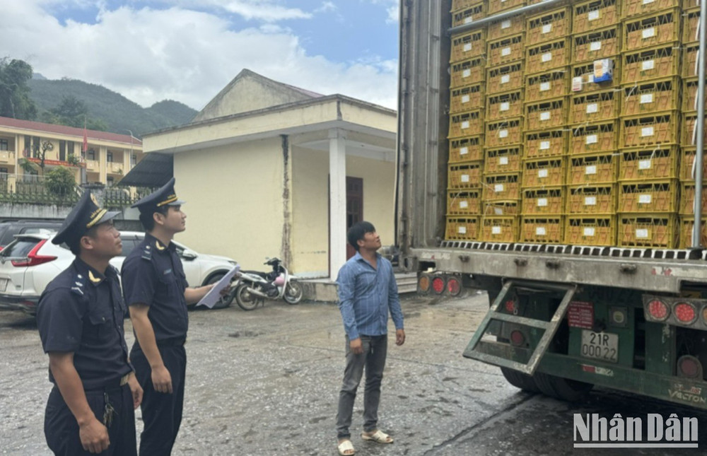 Lực lượng Hải quan Cửa khẩu Quốc tế Thanh Thủy rút ngắn thời gian thông quan hàng hóa xuất nhập khẩu. a71-9983.jpg