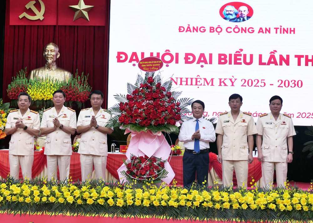 Đồng chí Hầu A Lềnh, Bí thư Tỉnh ủy Tuyên Quang tặng hoa chúc mừng đại hội.