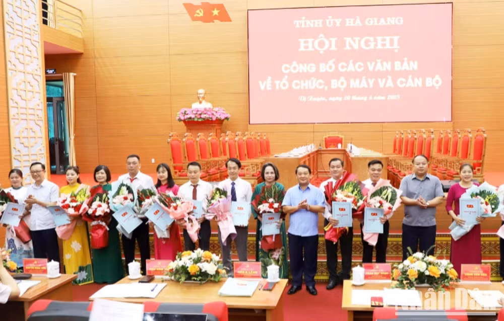 Lãnh đạo tỉnh Hà Giang trao quyết định phân công nhiệm vụ và chỉ định các đồng chí tham gia Ban Chấp hành, Ban Thường vụ Đảng bộ xã Vị Xuyên.