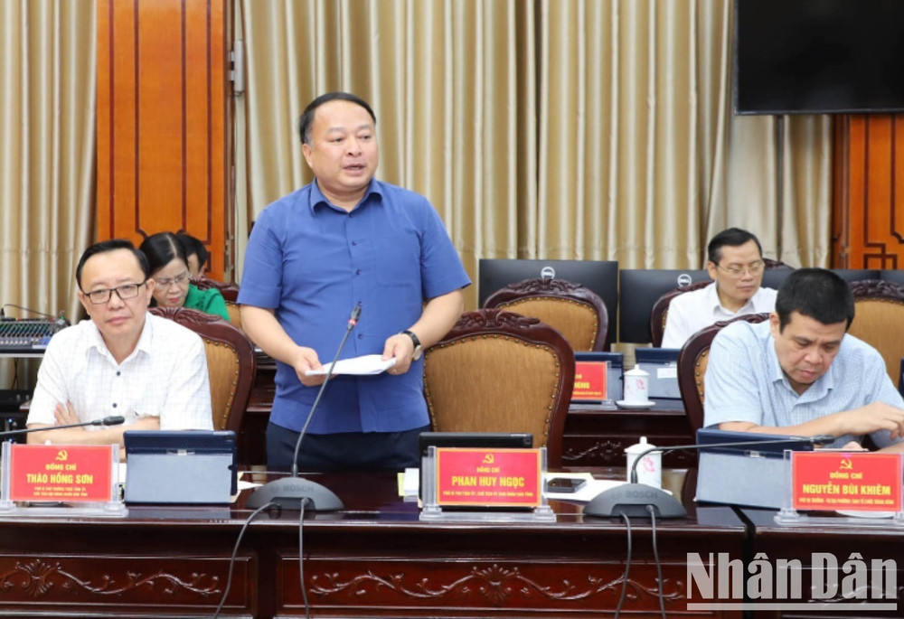 Đồng chí Phan Huy Ngọc, Chủ tịch Ủy ban nhân dân tỉnh Hà Giang phát biểu ý kiến tại hội nghị. a64-1048.jpg