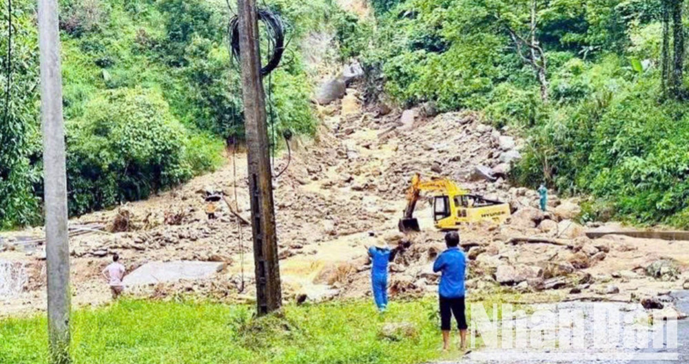 Chính quyền địa phương phối hợp với các ngành chức năng huy động máy móc để san gạt đất đá tràn xuống mặt đường. a12-2216.jpg