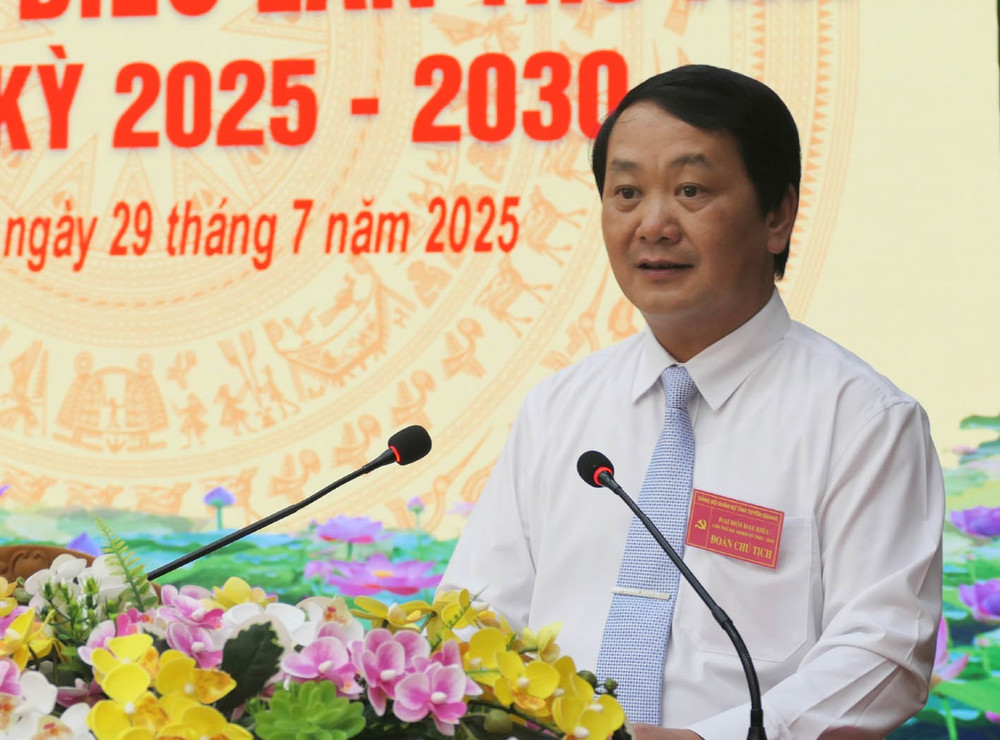 Đồng chí Hầu A Lềnh, Bí thư Đảng ủy Quân sự tỉnh, Bí thư Tỉnh ủy Tuyên Quang phát biểu khai mạc đại hội. a801.jpg