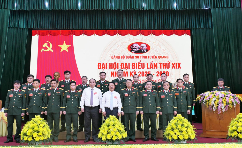 Ban Chấp hành Đảng bộ Quân sự tỉnh khóa XIX ra mắt đại hội. a808.jpg