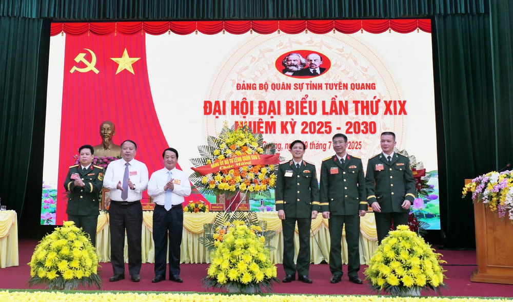 Thiếu tướng Nguyễn Hồng Thái tặng lẵng hoa chúc mừng đại hội. 805.jpg