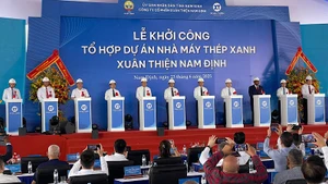 Các đại biểu thực hiện nghi thức khởi công dự án.