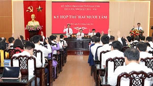 Hội đồng nhân dân tỉnh Nam Định khoá XIX, nhiệm kỳ 2021-2026 biểu quyết thông qua các nghị quyết tại kỳ họp thứ 28.
