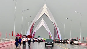 Cầu Thiên Trường bắc qua sông Đào (Nam Định) mới được khánh thành.