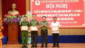 Tập thể, cá nhân có thành tích tiêu biểu xuất sắc trong thực hiện Mô hình “1+1 về quản lý, giáo dục người nghiện ma túy” được Cục Xây dựng phong trào bảo vệ an ninh Tổ quốc (Bộ Công an) khen thưởng. (Ảnh: THÙY DƯƠNG)
