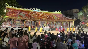 Du khách tham gia Tour du lịch đêm đầu tiên của thành phố Hải Phòng “Dấu thiêng Hàng Kênh”. (Ảnh: XUÂN TRƯỜNG)