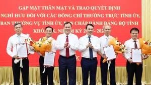 Trao quyết định nghỉ hưu cho các đồng chí Ủy viên Ban Thường vụ Tỉnh ủy, Ủy viên Ban Chấp hành Đảng bộ tỉnh Nam Định khóa XX.