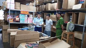 Lực lượng chức năng tỉnh Nam Định phát hiện lượng lớn đồ chơi trẻ em không rõ nguồn gốc xuất xứ.