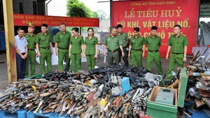 Số lượng lớn vũ khí, vật liệu nổ, công cụ hỗ trợ chuẩn bị tiêu hủy.