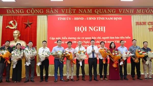 Đồng chí Bí thư Tỉnh ủy Nam Định Đặng Khánh Toàn tặng hoa chúc mừng các cơ quan báo chí.