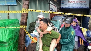 Công an thành phố Hải Phòng hỗ trợ người dân di dời khỏi khu vực nguy hiểm để tránh bão số 3. (Ảnh: Công an Hải Phòng)
