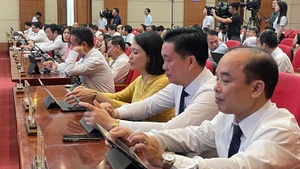 Các đại biểu Hội đồng nhân dân thành phố Hải Phòng biểu quyết thông qua các Nghị quyết tại kỳ họp. (Ảnh: XUÂN TRƯỜNG)