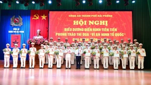 Các điển hình tiên tiến phong trào thi đua “Vì an ninh Tổ quốc” và phong trào “Toàn dân bảo vệ an ninh Tổ quốc” giai đoạn 2020-2025 được khen thưởng. (Ảnh: Công an Hải Phòng)