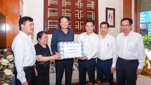 Đồng chí Lê Ngọc Châu, Chủ tịch Ủy ban nhân dân thành phố Hải Phòng thăm, tặng quà thương binh hạng 1/4 Vũ Văn Bình ở phường Lê Chân (Hải Phòng). 