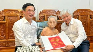 Đồng chí Đỗ Văn Chiến thăm, tặng quà Mẹ Việt Nam Anh hùng Nguyễn Thị Dấng ở phường Kiến An (Hải Phòng). (Ảnh: ĐÀM THANH)