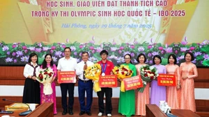 Lãnh đạo Ủy ban nhân dân thành phố Hải Phòng khen thưởng các tập thể, cá nhân Trường trung học phổ thông chuyên Trần Phú (Hải Phòng).