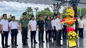 Đoàn công tác của thành phố Hải Phòng do đồng chí Bí thư Thành ủy Lê Tiến Châu làm Trưởng đoàn dâng hoa, dâng hương tại Quảng Trị.