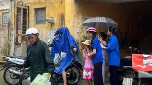Đoàn viên thanh niên Hải Phòng hỗ trợ di chuyển người dân đến nơi an toàn tránh bão số 3.
