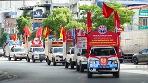 Diễu hành xe tuyên truyền trên nhiều tuyến phố tại Hải Phòng.