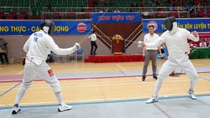 Trận chung kết nội dung nam kiếm ba cạnh giữa vận động viên Nguyễn Phước Đến và Nguyễn Tiến Nhật cùng của đoàn thành phố Hồ Chí Minh.