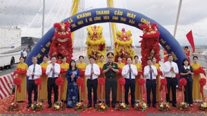 Các đồng chí Ủy viên Trung ương Đảng: Thượng tướng Vũ Hải Sản, Thứ trưởng Quốc phòng; Lê Tiến Châu, Bí thư Thành ủy, Trưởng Đoàn Đại biểu Quốc hội Hải Phòng, cùng các đại biểu thực hiện nghi thức khánh thành cầu Máy Chai.