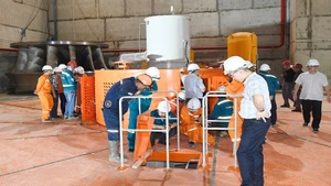 Cán bộ kỹ sư LILAMA 10 phối hợp với các đơn vị kiểm tra công tác thử tải, sẵn sàng hòa lưới điện tổ máy số 1 Thủy điện Hòa Bình mở rộng vượt tiến độ 1 tháng.
